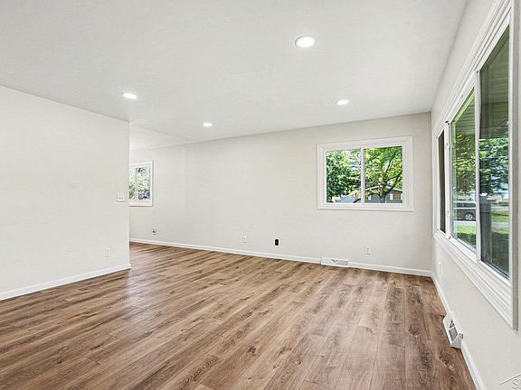 2nd image of 4841 Eva St