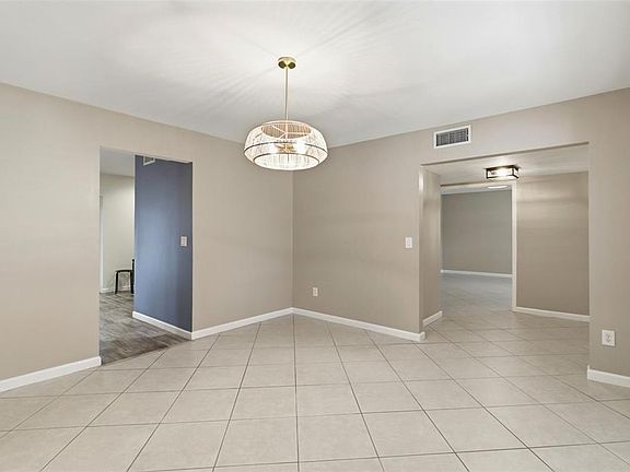 5th image of 302 Bloomingfield Dr