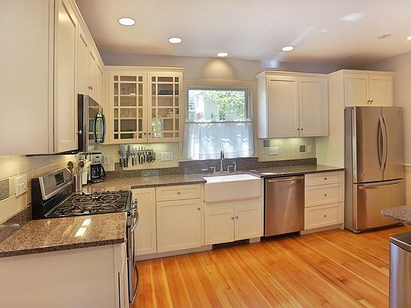 3rd image of 17 Greenwood St
