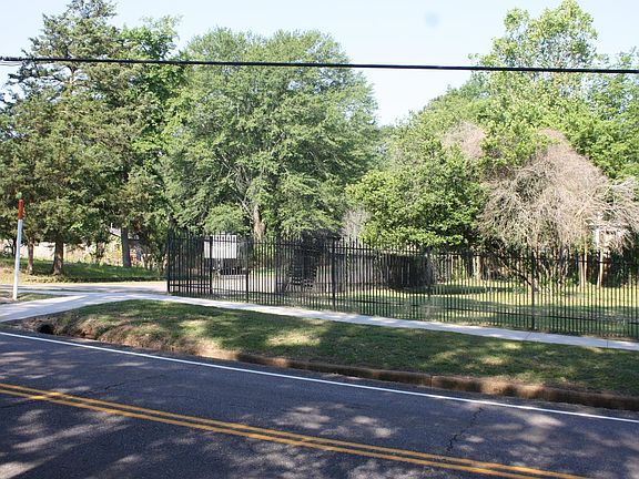 4th image of 303 N 4th St