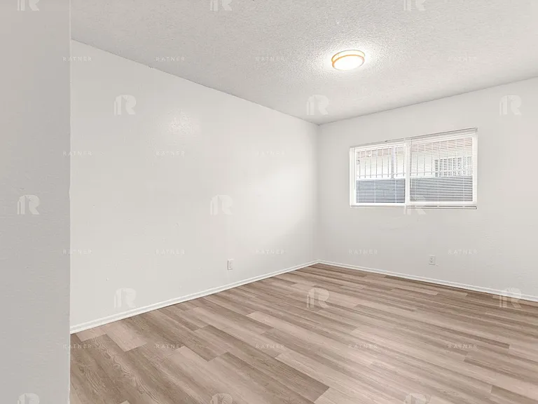 (Ar/Jo/Em:C) 1040 W. 91st Street — Photo 7