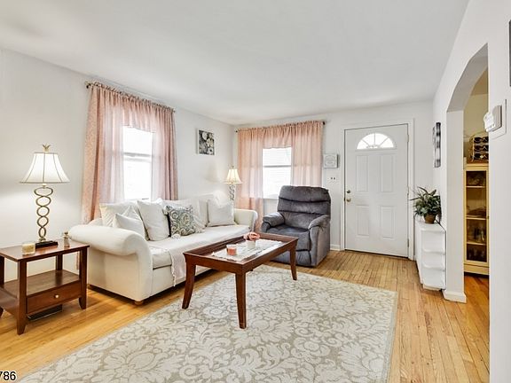 3rd image of 292 Division Ave