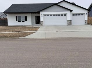 150 Mulberry Loop NE, Minot, ND 58703