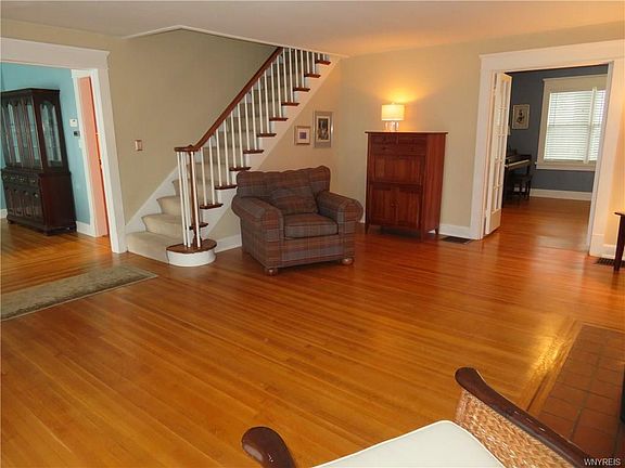 4th image of 221 Crosby Ave