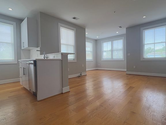 3rd image of 1209 G St SE Unit 8