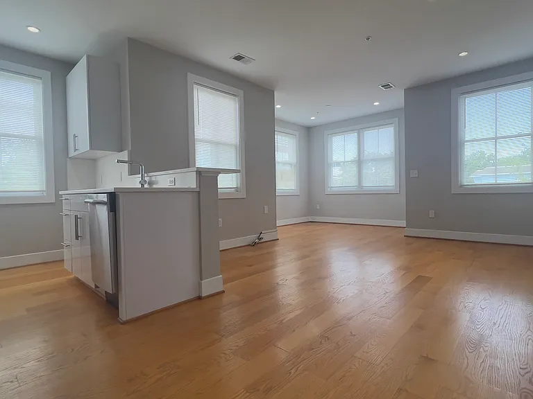 1209 G St SE #8 — Photo 3