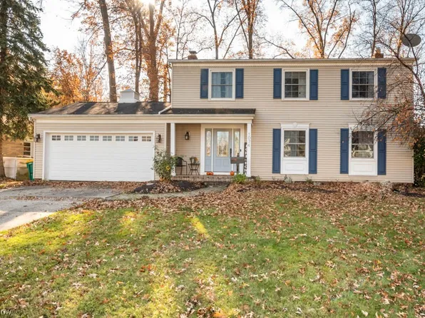 1074 John Glenn Dr, Seven Hills, OH 44131