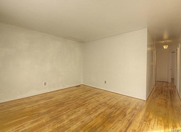 3rd image of 33250 Hunter Ave