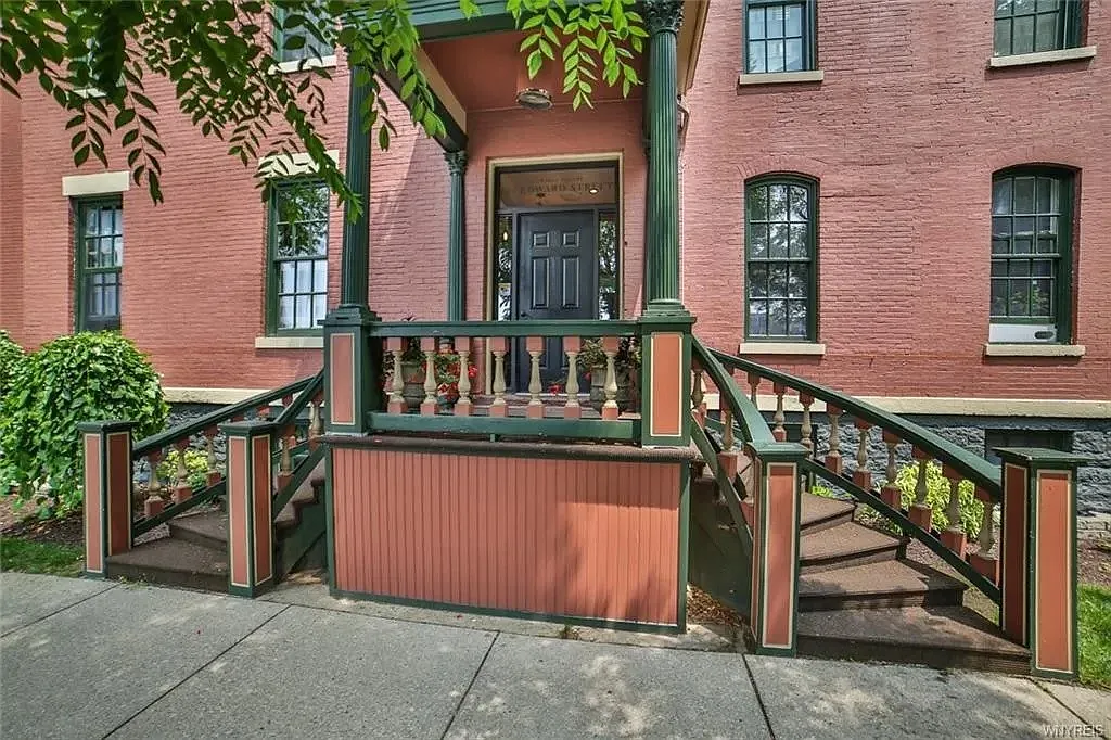 125 Edward St — Photo 4