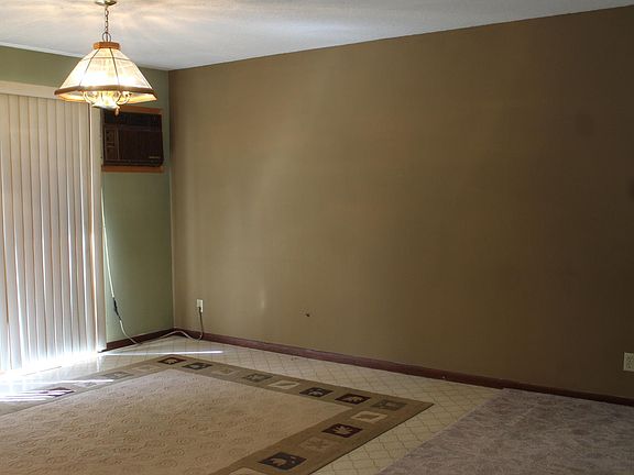 3rd image of 420 Adams Dr W