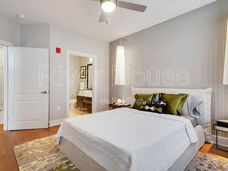 River House Apartments — Photo 14