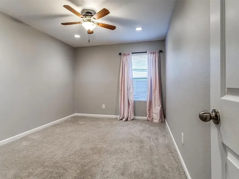 1217 Caroline Dr — Photo 18