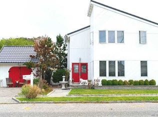 760 S 7th St, Lindenhurst, NY 11757