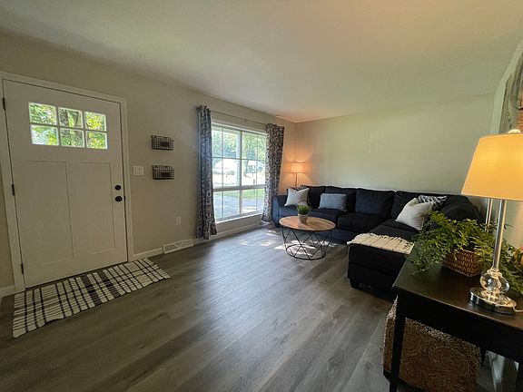 5th image of 17 Davidson Dr