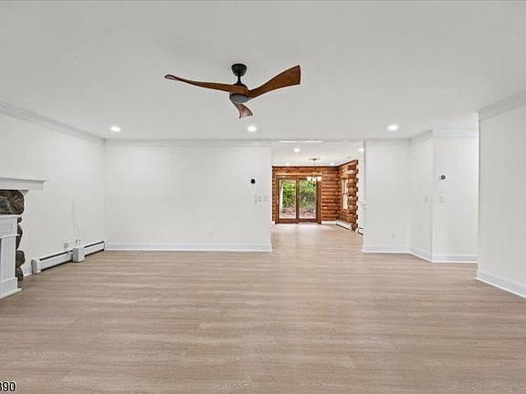5th image of 1058 Hoffman Rd