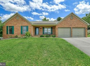 216 Sunset Cir, Red Lion, PA 17356