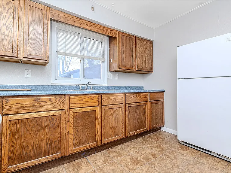 1241 E 17th Ct — Photo 5