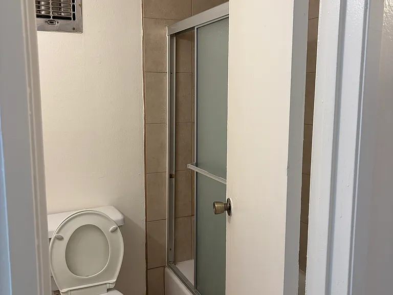 1552 N Mariposa Ave #1 — Photo 6