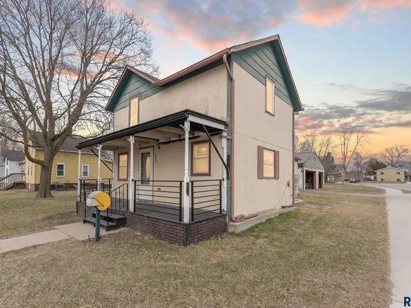 820 E 6th St, Dell Rapids, SD 57022