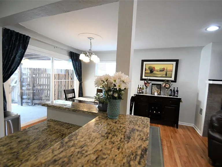 1070 Lansing St — Photo 9