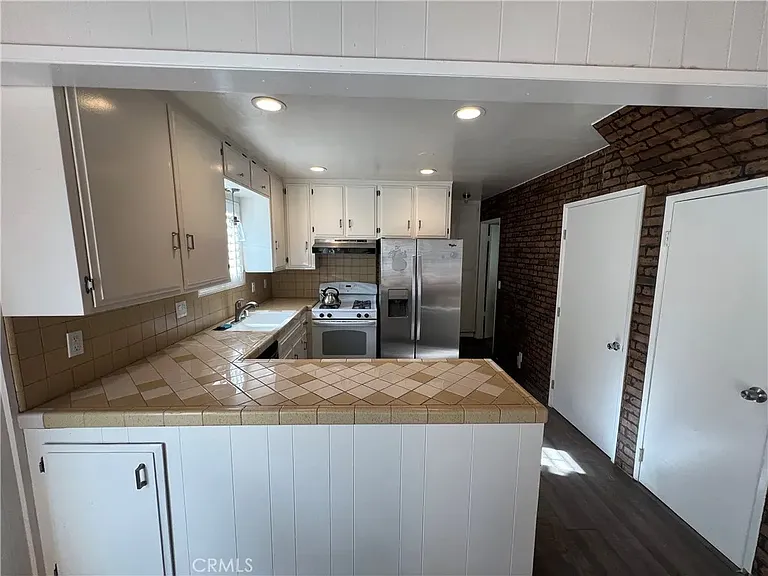 809 Virginia Ct — Photo 7