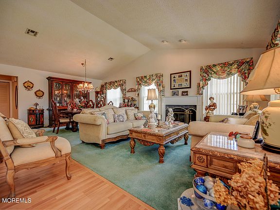 3rd image of 13 Sandhurst Court
