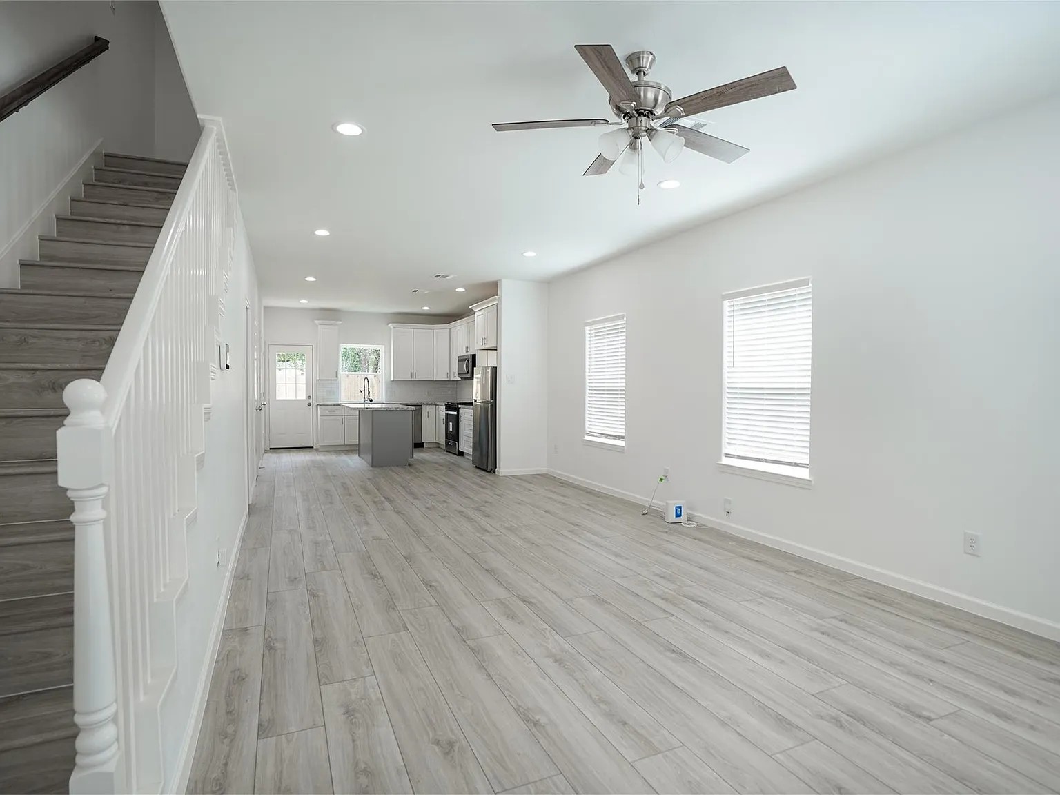3 bed, 2.0 bath, 1400 sqft, $1,790 — Photo 2