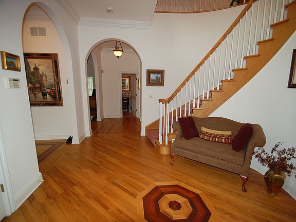 Foyer - 2 story, 2 guest closets