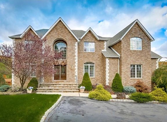 2nd image of 5 Lakeview Ct