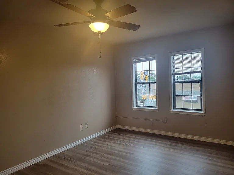 354 E Southcross Blvd #4 — Photo 8