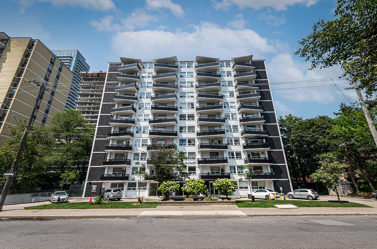 250 Roehampton Avenue — Photo 2