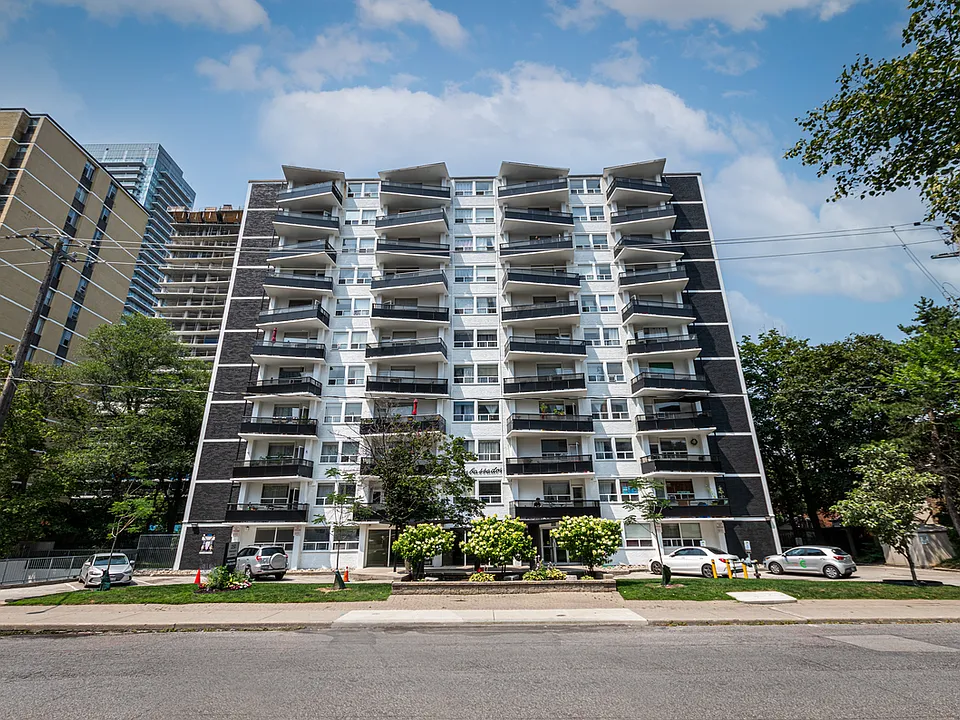 250 Roehampton Ave #807