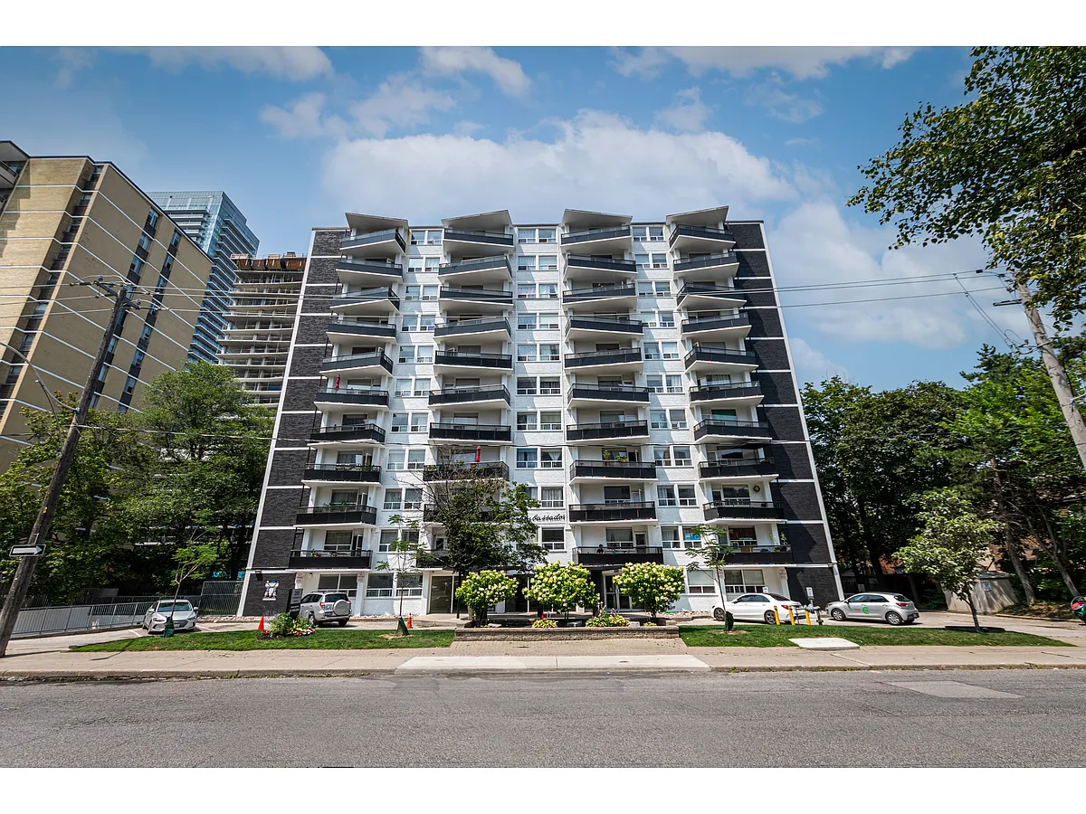 Building Photo - 250 Roehampton Ave