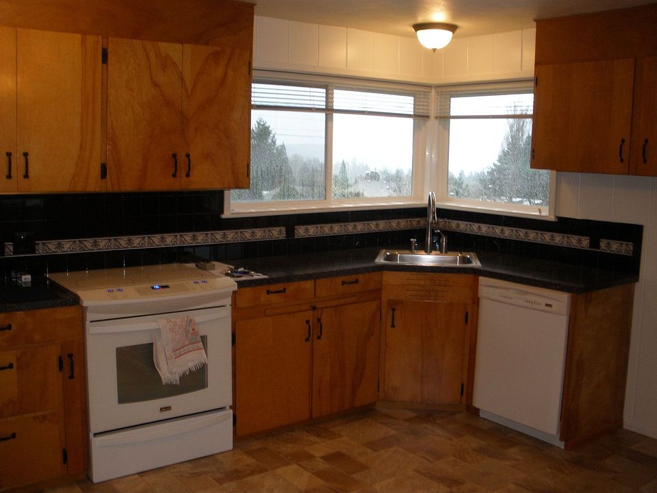 Kitchen sink, range, dishwasher