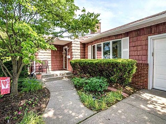 2nd image of 1272 Parkwood Dr
