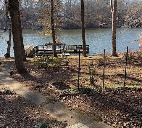 2nd image of 908 Lakeview Dr