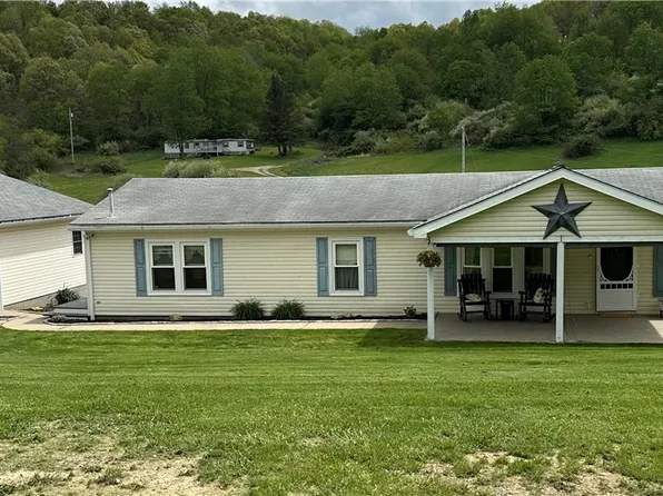 1367 Arner Rd, Chester, WV 26034
