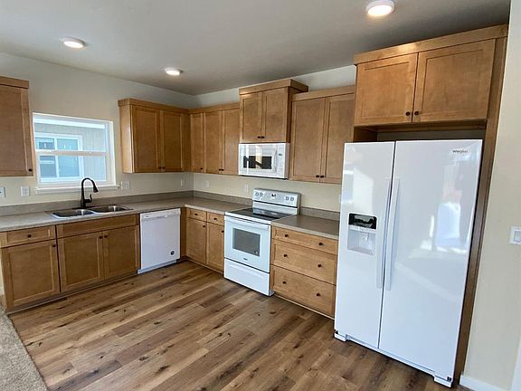 5th image of 678 NE Begonia St