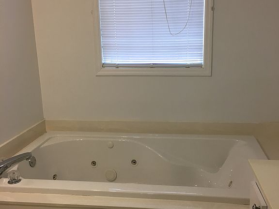 Jacuzzi tub/master bathroom