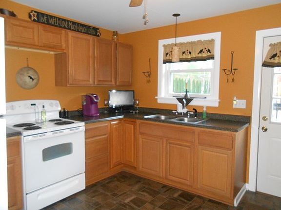 5th image of 373 Holly St