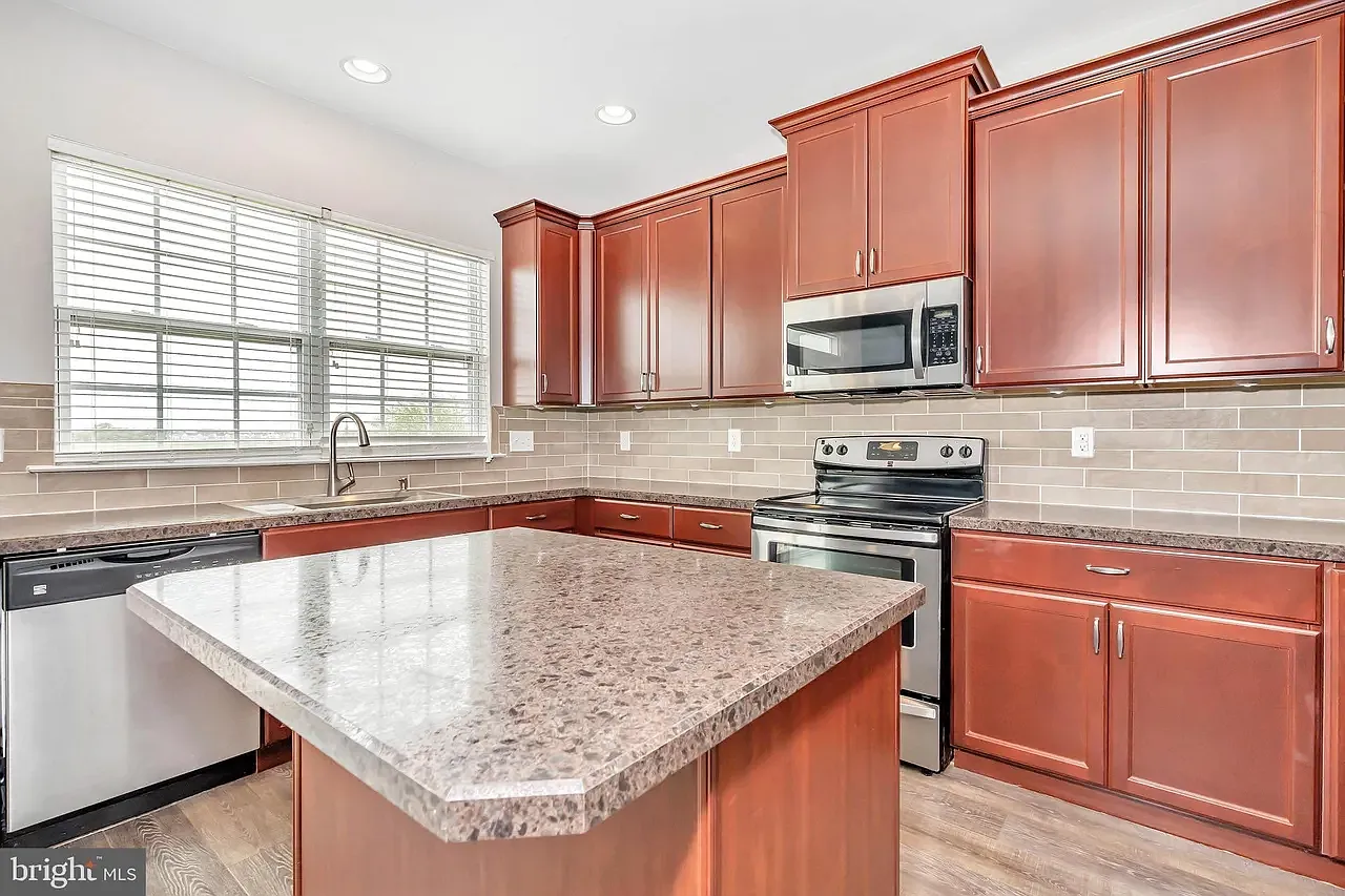 3 bed, 2.5 bath, 1800 sqft, $2,695 — Photo 4