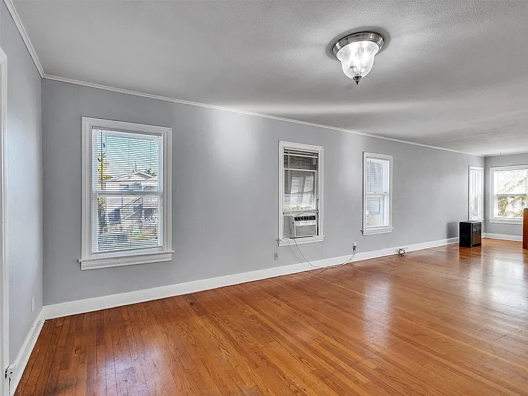 5019 Avenue M 1/2 — Photo 12