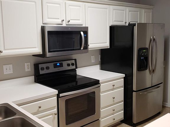 Kitchen with stainless steel appliances (oven/range, microwave, refrigerator, dishwasher)