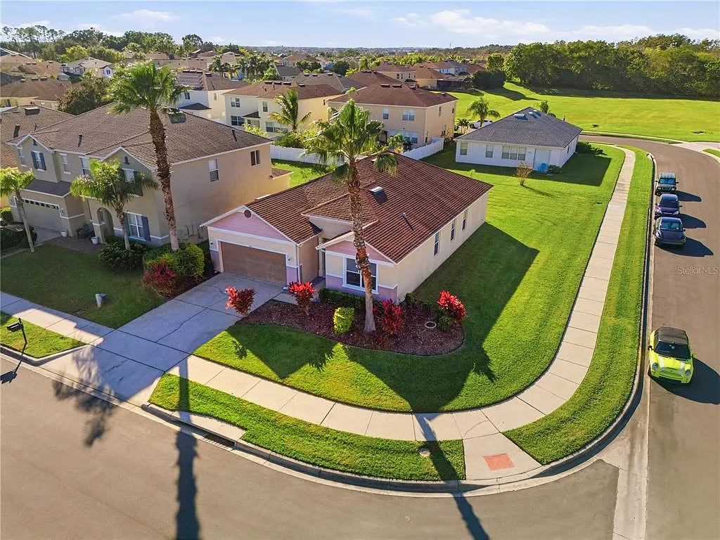 3 bed, 2.0 bath, 1929 sqft, $2,650 — Photo 3