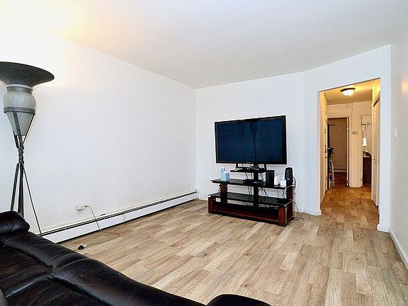 4th image of 225 19th St