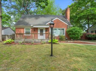 23490 Meadowlark St, Oak Park, MI 48237