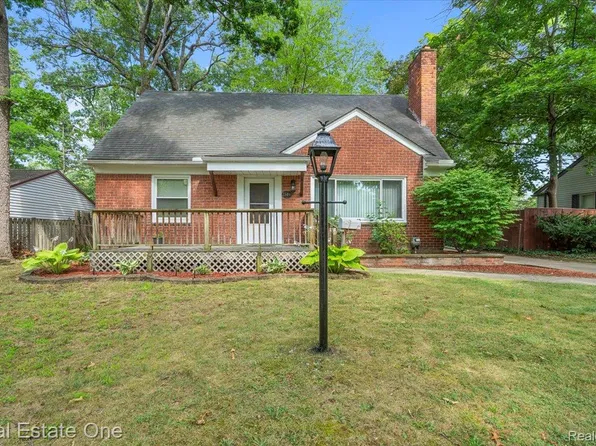 23490 Meadowlark St, Oak Park, MI 48237