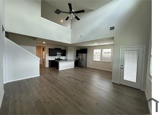 4 bed, 2192 sqft, $3,500 — Photo 2