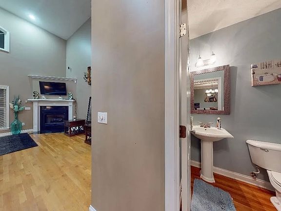 3rd image of 219 Camara Ct
