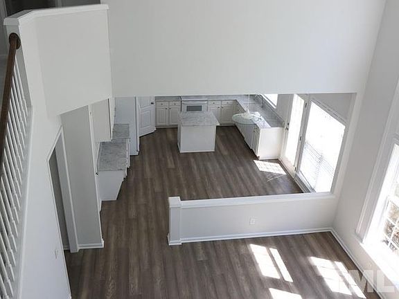 Dine in Kitchen with Island